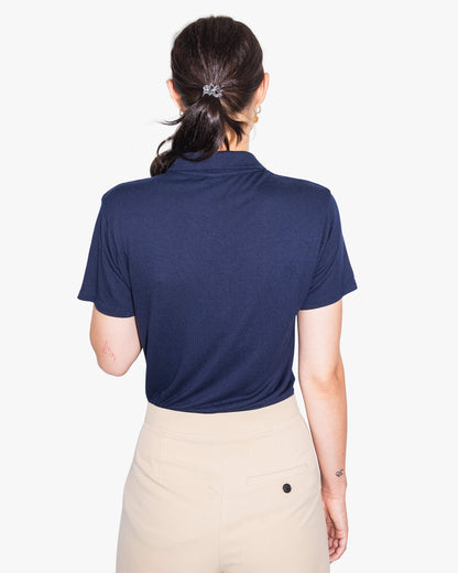 Rückansicht blaues Golf Poloshirt aus TENCEL™ für Damen von paxariño.