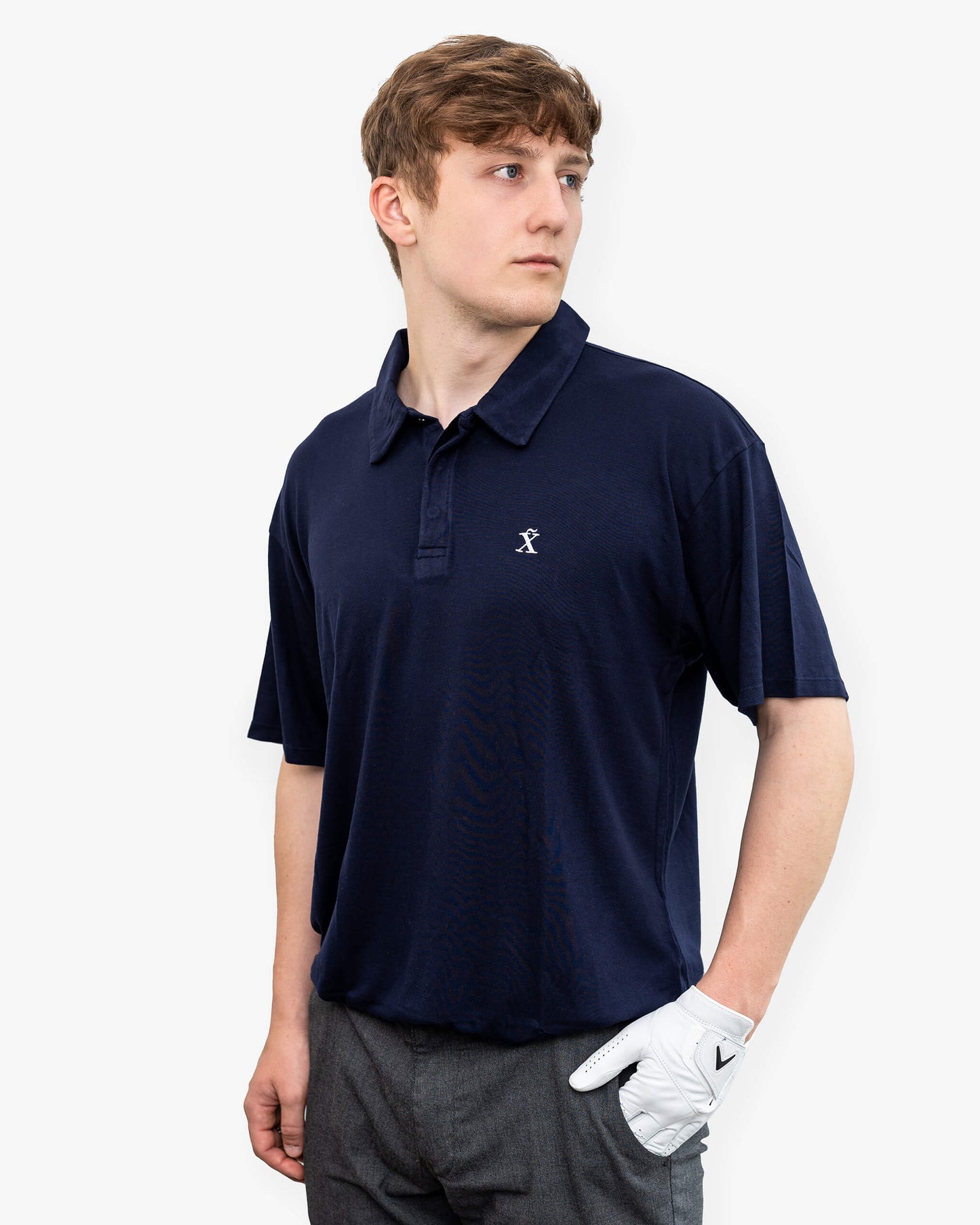 Frontansicht blaues Golf Poloshirt aus TENCEL™ für Herren von paxariño.