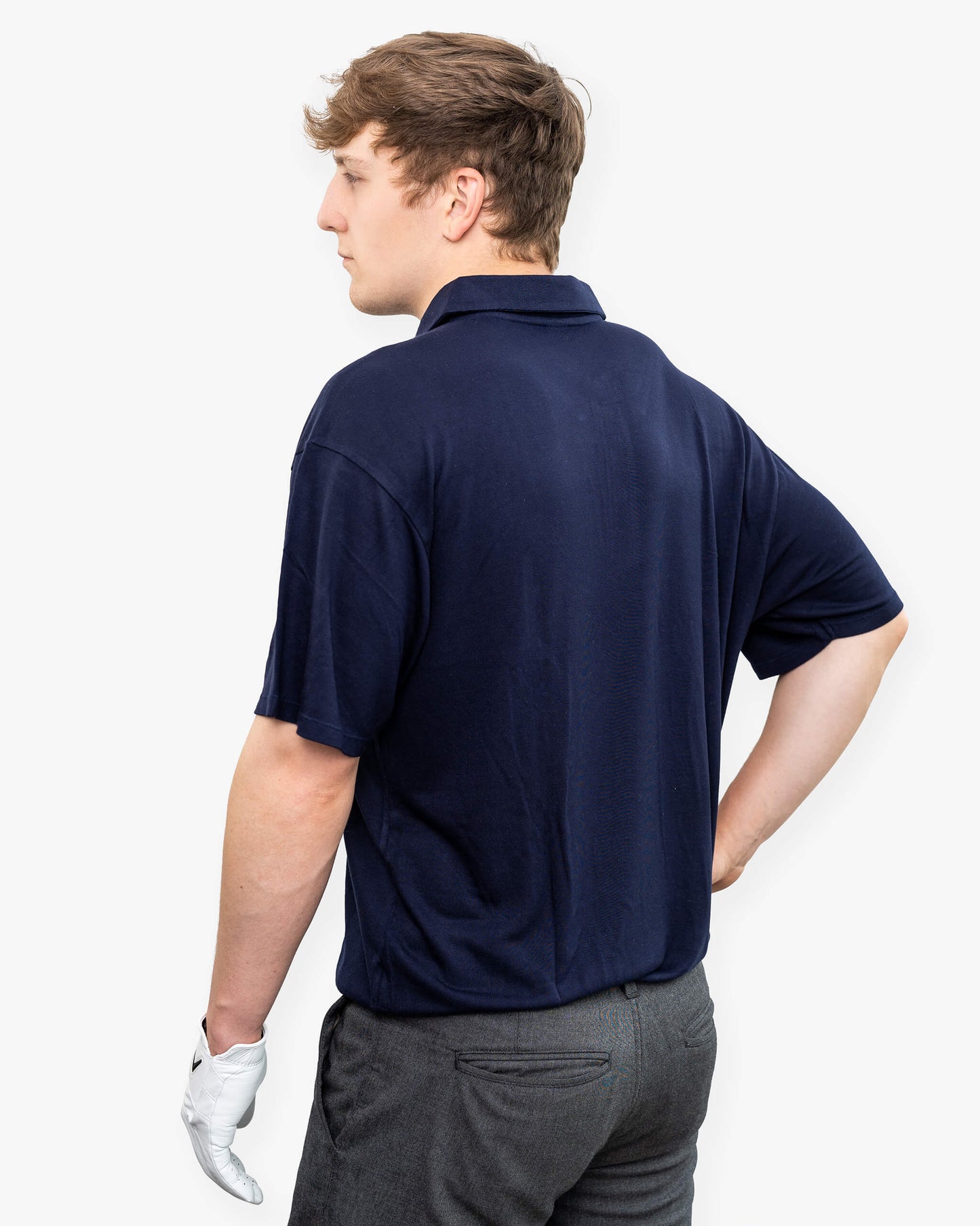 Rückansicht blaues Golf Poloshirt aus TENCEL™ für Herren von paxariño.