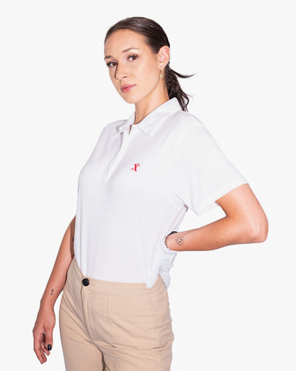 Frontansicht weißes Golf Poloshirt aus TENCEL™ für Damen von paxariño.