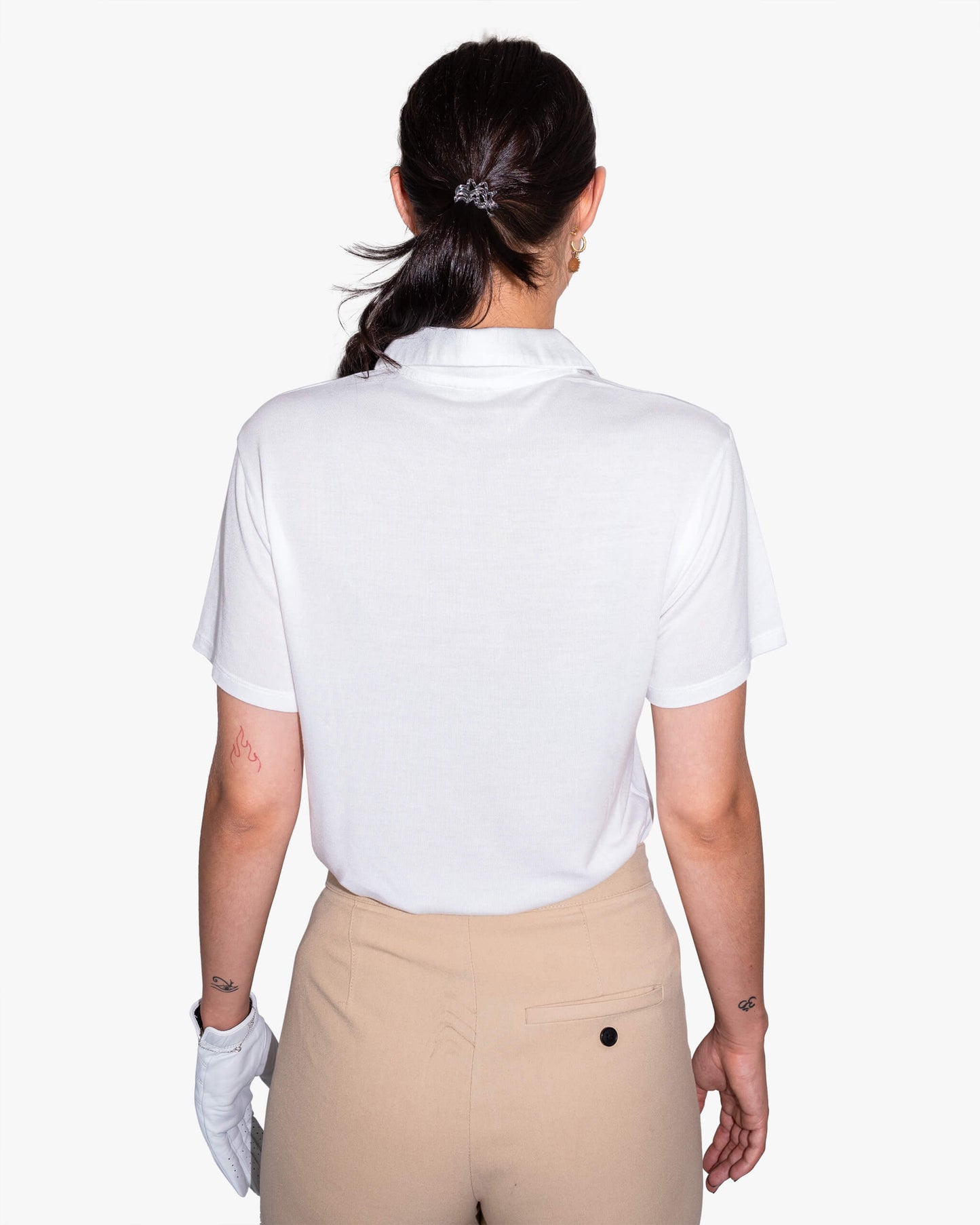 Rückansicht weißes Golf Poloshirt aus TENCEL™ für Damen von paxariño.