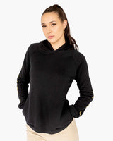 Frontansicht schwarzer Golf Hoodie aus Bio-Baumwolle für Damen von paxariño.