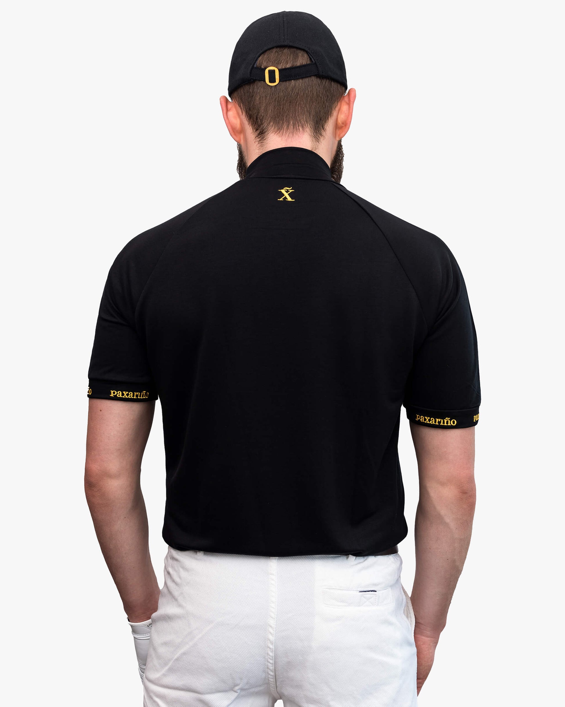 Rückansicht schwarzes Golf Shirt aus TENCEL™ für Herren von paxariño.